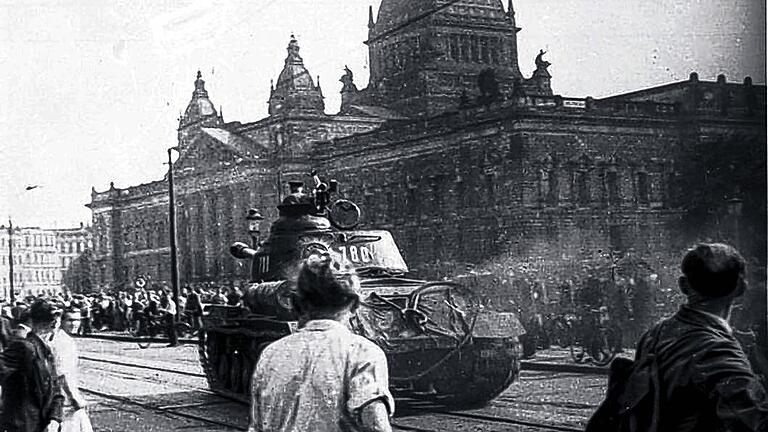 DDR-Volksaufstand am 17. Juni 1953: Hier rollt ein sowjetischer Panzer vor dem ehemaligen Reichsgericht in Leipzig. Zu den Vorkämpfern an jenem Tag zählte der gebürtige Mittelsinner Friedrich Schorn, den die Stasi gar als „Hauptfeind“ bezeichnete. DDR-Volksaufstand am 17. Juni 1953: Hier rollt ein sowjetischer Panzer vor dem ehemaligen Reichsgericht in Leipzig. Zu den Vorkämpfern an jenem Tag zählte der gebürtige Mittelsinner Friedrich Schorn, den die Stasi gar als „Hauptfeind“ bezeichnete.