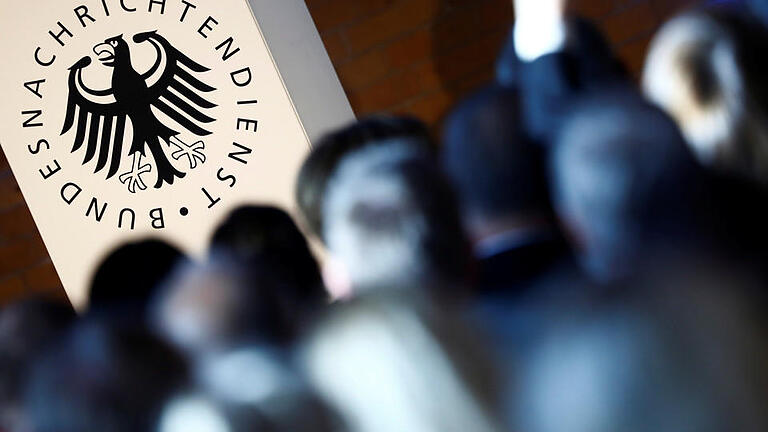 60 Jahre BND       -  The logo of the German Federal Intelligence Agency (BND) is pictured at the 60th anniversary of the founding of the BND in Berlin, Germany, November 28, 2016. Foto: Hannibal Hanschke/Pool/dpa +++(c) dpa - Bildfunk+++