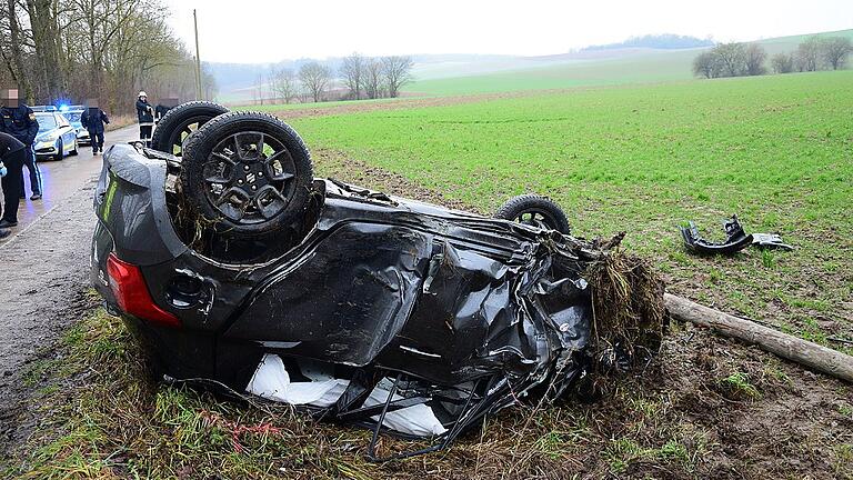 Bei einem Unfall in Hettstadt kam am Samstag (06.01.18) eine Fußgängerin ums Leben. Sie war mit ihrem Hund unterwegs gewesen. Das Tier kam bei dem Unfall ebenfalls ums Leben.