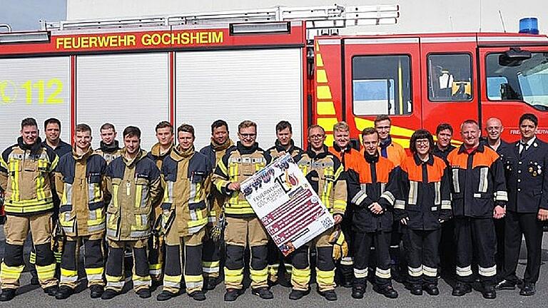 14 Aktive und ein Anwärter haben die Leistungsprüfung nach der Bayerischen Dienstvorschrift &bdquo;Die Gruppe im Löscheinsatz&rdquo; absolviert. Im Bild: (von links) Sebastian Saar, KBI Johannes Grebner, Jonas Seifert, Hendrik Harnisch, Julian Bernhardt, Luis Unteidig, Sven Deppert, Nico Schober, Jan Hußlein, Marius Rückel, Sebastian Wenzel, Tilo Heimrich, Christian Meder, Matthias Häner, Mandy Tirok, KBM Mirco Böhm, zweiter Kommandant Klaus Wörner, Fach-KBI Peter Höhn und  Kommandant Stefan Hegler.