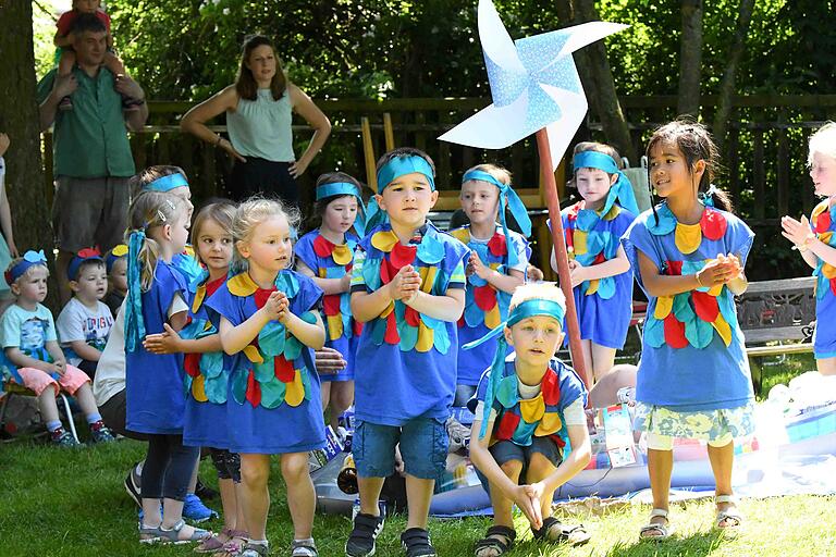 Beim Sommerfest des Frankenwinheimer Kindergartens gab es viele Meeresbewohner zu bewundern. Die aufgeführte Geschichte mahnte die Erwachsenen zum besonnenen Umgang mit Plastik. Beim Sommerfest des Frankenwinheimer Kindergartens gab es viele Meeresbewohner zu bewundern. Die aufgeführte Geschichte mahnte die Erwachsenen zum besonnenen Umgang mit Plastik.