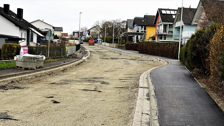 Die Ortsdurchfahrt (Billingshäuser Straße) in Birkenfeld wird derzeit ausgebaut. Deshalb müssen Autofahrer und vor allem der Schwerlastverkehr Ausweichrouten fahren. Die Ortsdurchfahrt (Billingshäuser Straße) in Birkenfeld wird derzeit ausgebaut. Deshalb müssen Autofahrer und vor allem der Schwerlastverkehr Ausweichrouten fahren.