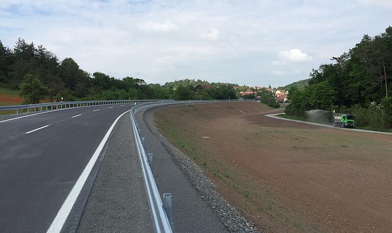 An den Flächen entlang der neugestalteten Staatsstraße 2292 bei Frickenhausen bringen Mitarbeiter einer Fachfirma derzeit Gras- und Pflanzensamen aus, um für frisches Grün zu sorgen.