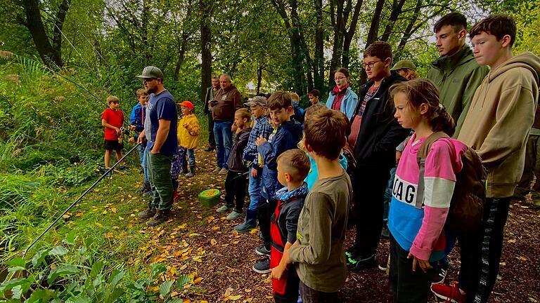 Die Ferienkinder bei der Vorbereitung zum Angeln.