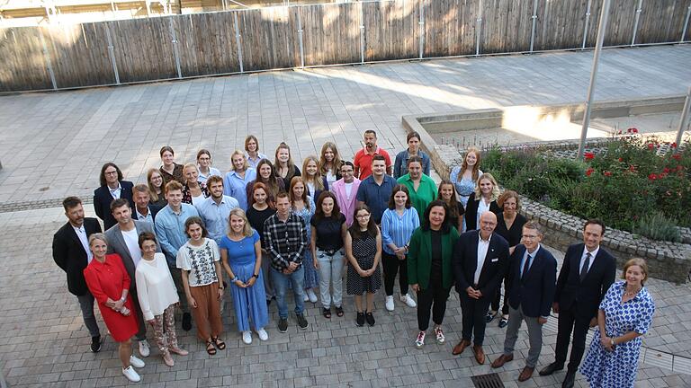 Das Bild zeigt die jungen Lehrkräfte zusammen mit Seminarleitern und (von rechts) Schulamtsdirektorin Stefanie Schiffer, Landrat Florian Töpper, Oberbürgermeister Sebastian Remelé, dahinter Personalratsvorsitzende Astrid Gäb, Schulrat Frank Hagen und Schulrätin Nicole Schmitt.