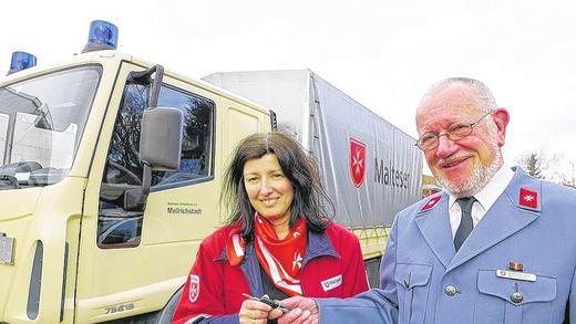 Schlüsselübergabe: Dušica Sauer hat von Eberhard Boltz die Leitung des Auslandsdienstes der Malteser Mellrichstadt übernommen. Seit der Wende in Osteuropa hat sich Boltz mit seinem Kollegen Edelbert Völkl für die osteuropäischen Länder engagiert. Schlüsselübergabe: Dušica Sauer hat von Eberhard Boltz die Leitung des Auslandsdienstes der Malteser Mellrichstadt übernommen. Seit der Wende in Osteuropa hat sich Boltz mit seinem Kollegen Edelbert Völkl für die osteuropäischen Länder engagiert.