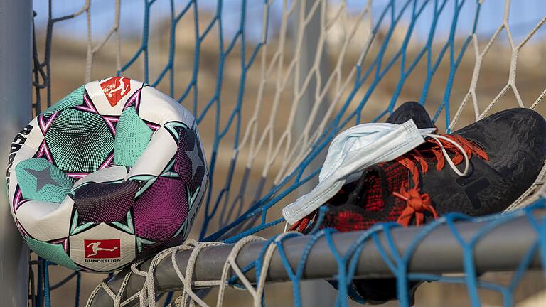 Die Luft ist erst einmal raus: Im bayerischen Amateurfußball ist Winterpause, der Verband streicht die Jugend-Spielpläne zusammen.