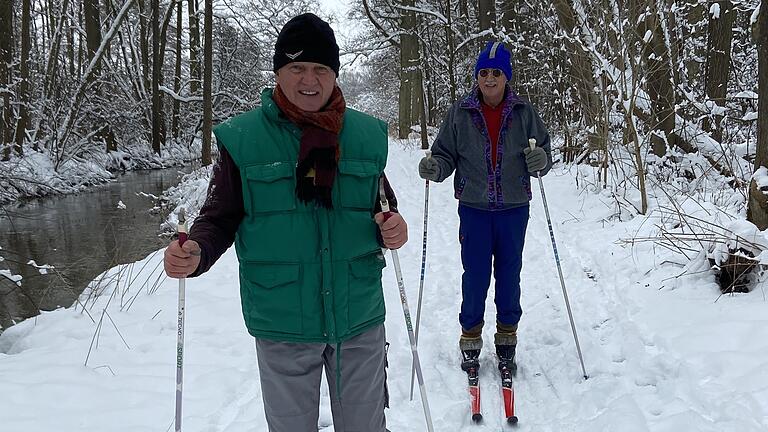 Rainer Neundörfer und Winfried Götz nutzen den Wintereinbruch. Jetzt beginnt die Skiwander-Tour quasi direkt vor der Haustüre in Röthlein.&nbsp;