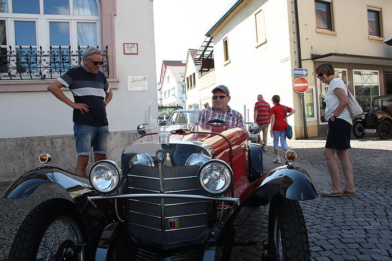 Klaus Wagenhäuser am Steuer seines Nachbaus eines Mercedes SSK von 1930.