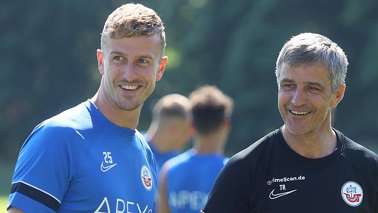 Da war noch alles in Ordnung zwischen den Beiden: Thomas Meißner (links) bei seinem ersten Training in Rostock im Juni 2021 zusammen mit Trainer Jens Härtel.