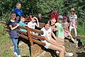 Die Kids des Ferienprogramms erkunden den Märchenweg.