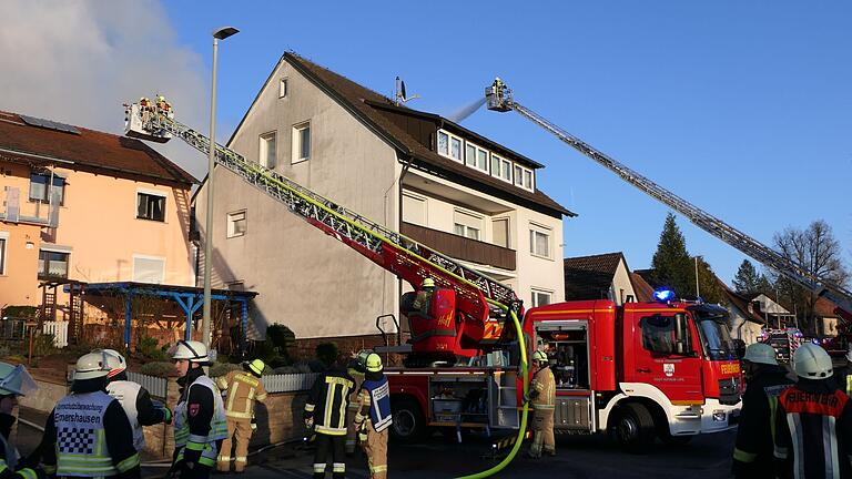 Mit zwei Drehleitern aus Ebern und Hofheim wurden die Flammen von oben bekämpft. Mit zwei Drehleitern aus Ebern und Hofheim wurden die Flammen von oben bekämpft.