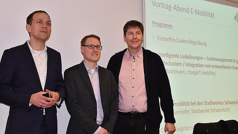 Sebastian Bachmann (Mitte) von der chargeIT mobility GmbH und Maximilian Frauenhofer (Bereich Unternehmensentwicklung bei den Stadtwerken), informierten über neue Entwicklungen zum Themenkreis &bdquo;Energieversorgung von Elektroautos&ldquo;. Lothar Pfeuffer (rechts) hatte diesen Vortrags- und Diskussionsabend rund um die E-Mobilität mit organisiert.