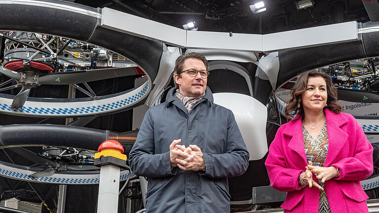 Das war im März vergangenen Jahres: Digitalministerin Dorothee Bär und Verkehrsminister Andreas Scheuer vor einem Flugtaxi. Für ihre Zukunftsvisionen wurde Bär schon manches Mal verspottet, doch die Fortschritte gerade in der Digitalisierung geben ihr in vielen Punkten recht. Das war im März vergangenen Jahres: Digitalministerin Dorothee Bär und Verkehrsminister Andreas Scheuer vor einem Flugtaxi. Für ihre Zukunftsvisionen wurde Bär schon manches Mal verspottet, doch die Fortschritte gerade in der Digitalisierung geben ihr in vielen Punkten recht.