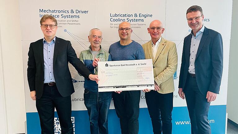 Die Jopp- Geschäftsführer Martin Büchs und Richard Diem überreichten den Scheck an Bernhard Roth, Markus Till sowie Stephan Ullmer-Kadierka von der Bildungspartnerschaft. Die Jopp- Geschäftsführer Martin Büchs und Richard Diem überreichten den Scheck an Bernhard Roth, Markus Till sowie Stephan Ullmer-Kadierka von der Bildungspartnerschaft.