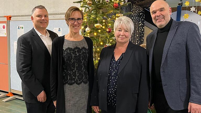 Sie bilden die neue Spitze an der Grund- und Mittelschule Volkach: Konrektorin Nadine Preissler (2. v. l.) und Rektor Thomas Riehle (rechts). Schulamtsdirektorin Helene Deckert-Bau und Volkachs Bürgermeister Heiko Bäuerlein gratulierten.