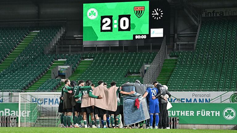 Fürth 2, Schweinfurt 0 – vor einer trist leeren Tribüne: Nach ihrer verdienten Niederlage versuchte die FC-05-Mannschaft, ihre Leistung noch auf dem Spielfeld aufzuarbeiten.