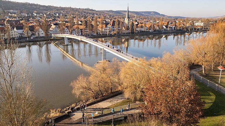 Blick auf den alten Mainsteg (Ludwig-Volk-Steg) zwischen Margetshöchheim und Veitshöchheim. Blick auf den alten Mainsteg (Ludwig-Volk-Steg) zwischen Margetshöchheim und Veitshöchheim.