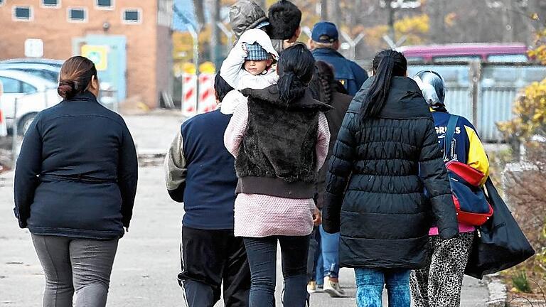DRK informiert über Situation von Flüchtlingen - Sie kamen in ein fremdes Land. Nach aktuellen Zahlen sind es insgesamt 1438 Flüchtlinge, die der Landkreis Main-Spessart bislang aufgenommen hat. Derzeit werden dem Landkreis keine neuen Flüchtlinge mehr zugewiesen. DRK informiert über Situation von Flüchtlingen - Sie kamen in ein fremdes Land. Nach aktuellen Zahlen sind es insgesamt 1438 Flüchtlinge, die der Landkreis Main-Spessart bislang aufgenommen hat. Derzeit werden dem Landkreis keine neuen Flüchtlinge mehr zugewiesen.