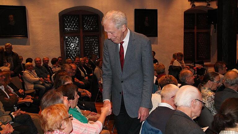 Henning Scherf begrüßte im Karlstadter Rathaussaal jeden seiner knapp 200 Zuhörer per Handschlag. Foto: Karlheinz Haase