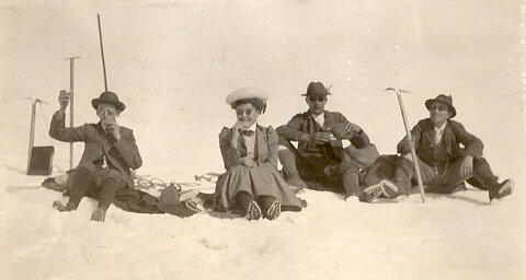 Frühstücksrast in einem Schneefeld: Lange Zeit war der Alpenverein ein reiner Männerhaufen. Frauen mussten sich ihren Platz erst erobern.