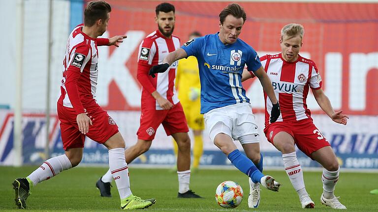 Vielleicht bald selbst im Trikot der Würzburger Kickers: Mirnes Pepic (Mitte), hier als Spieler von Hansa Rostock im Duell mit den Ex-Rothosen Dominik Widemann, Dave Gnaase und Simon Rhein (von links).