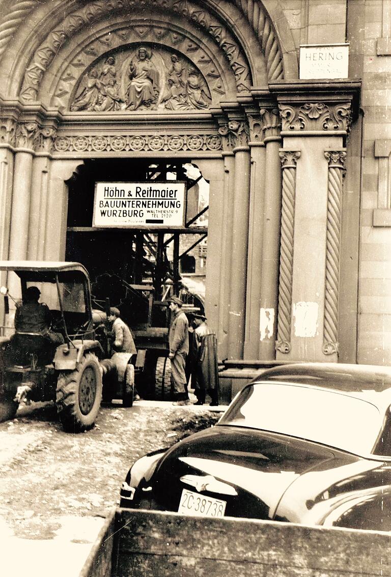 Im Jahr 1951 wurde der Dom zu einer Großbaustelle. Durch das – beim Wiederaufbau später verkleidete – Hauptportal fuhren Baumaschinen. Im Jahr 1951 wurde der Dom zu einer Großbaustelle. Durch das – beim Wiederaufbau später verkleidete – Hauptportal fuhren Baumaschinen.