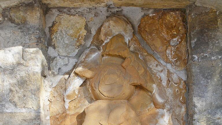 Im desolaten Zustand befindet sich das Denkmal des Gründers des Klosters Bildhausen auf der Salzburg in Bad Neustadt. Kreisheimatpfleger Reinhold Albert und Dipl.-Ing. Christian Schmidt vom Landesamt für Denkmalpflege Schloss Seehof in Bamberg machen sich für eine Restaurierung stark.