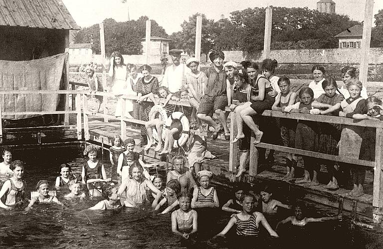Das Flussbad bei Karlstadt mit Umkleidekabine war ab 1910 über zwei Stege vom Ufer aus erreichbar. Es gab für Frauen und Männer getrennte Badezeiten. Das Flussbad bei Karlstadt mit Umkleidekabine war ab 1910 über zwei Stege vom Ufer aus erreichbar. Es gab für Frauen und Männer getrennte Badezeiten.