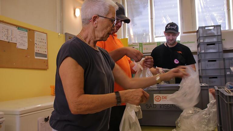 Helfer bereiten Tüten vor, in die dann die Lebensmittelgepackt werden.       -  Helfer bereiten Tüten vor, in die dann die Lebensmittelgepackt werden.