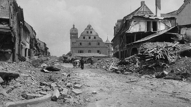 Blick auf einen Teil der zerstörten Innenstadt Schweinfurts nach einem Bombenangriff im Zweiten Weltkrieg. Im Hintergrund das Zeughaus.