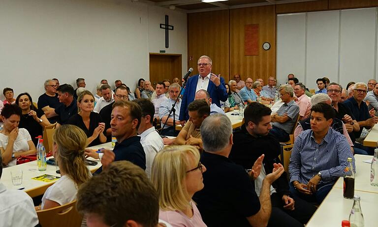 Clemens Lückemann fordert, dass bei der Bundeswahlkreiskonferenz im September Wahlkabinen aufgestellt werden, damit die Wahl frei und geheim ist.&nbsp;