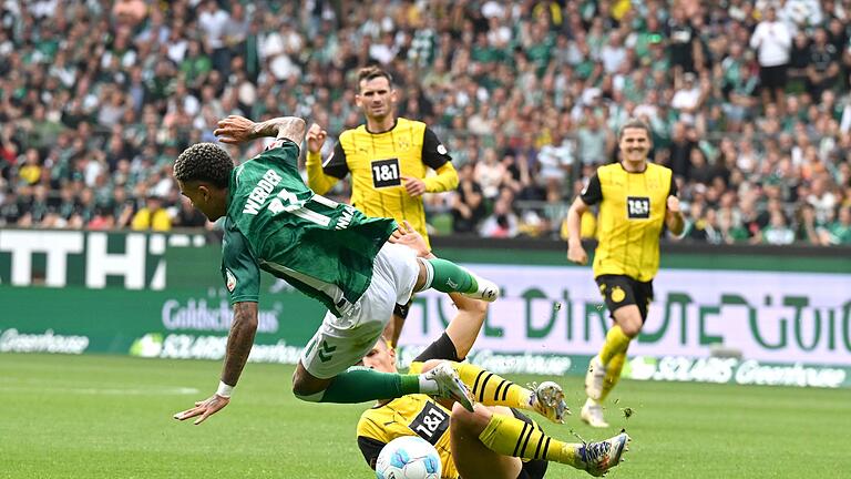 Werder Bremen - Borussia Dortmund       -  Platzverweis für Dortmund: Nationalspieler Nico Schlotterbeck muss in Bremen mit Gelb-Rot vom Platz.