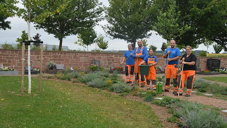 Das Team der städtischen Grünkolonne mit (von links) Karin Müller, Mehmet Icigen, Buran Gerberich, Pascal Diehm und Svenja Väthröder hat mit weiteren Bauhof-Kollegen auf dem Friedhof in Altfeld ein neues Urnengrabfeld geschaffen.