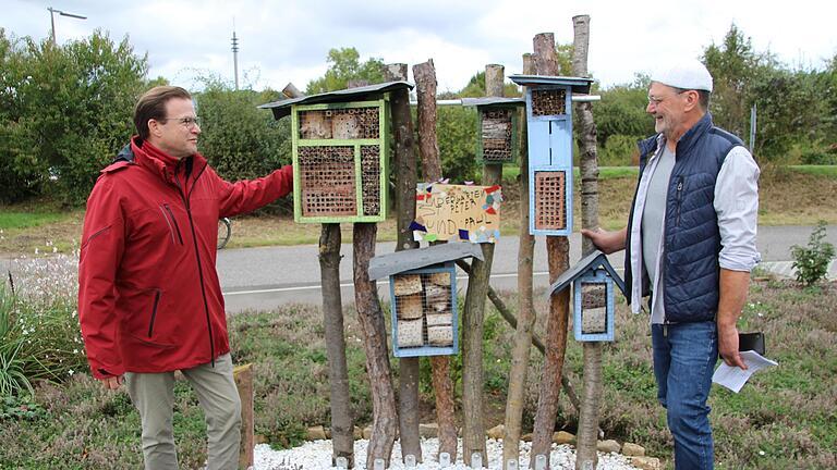Eine Überraschung war das Insektenhotel, das die Kindergartenkinder aus Westheim gebastelt haben. Dafür gab es großes Dankeschön von Ortssprecher Norbert Schaub (links) und Vereinsringvorsitzendem Johannes Scherpf (rechts). - Eine Überraschung war das Insektenhotel, das die Kindergartenkinder aus Westheim gebastelt haben. Dafür gab es großes Dankeschön von Ortssprecher Norbert Schaub (links) und Vereinsringvorsitzendem Johannes Scherpf (rechts). Eine Überraschung war das Insektenhotel, das die Kindergartenkinder aus Westheim gebastelt haben. Dafür gab es großes Dankeschön von Ortssprecher Norbert Schaub (links) und Vereinsringvorsitzendem Johannes Scherpf (rechts). - Eine Überraschung war das Insektenhotel, das die Kindergartenkinder aus Westheim gebastelt haben. Dafür gab es großes Dankeschön von Ortssprecher Norbert Schaub (links) und Vereinsringvorsitzendem Johannes Scherpf (rechts).