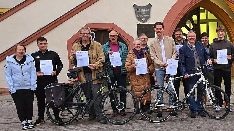 Volkachs Erster Bürgermeister Heiko Bäuerlein freute sich über die große Resonanz bei der vierten Teilnahme von Volkach bei der Aktion Stadtradeln und zeichnete die Teilnehmenden mit Urkunden aus.