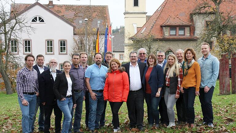 Unabhängige Wählergemeinschaft Kleinrinderfeld stellt sich vor (von links): Michael Kratzer, Reiner Spiegel, Helmut Fuchs, Susanne Manghofer, Bernd Wilhelm, Christoph Müller, Franz-Josef Scheder, Matthias Grimm, Juliane Schöner, Harald Engbrecht, Erich Amrehn, Viola Scheder, Thomas Scheuermann, Marina Grimm, Armin Amrehn, Christine Tell und Steffen Kratzer
