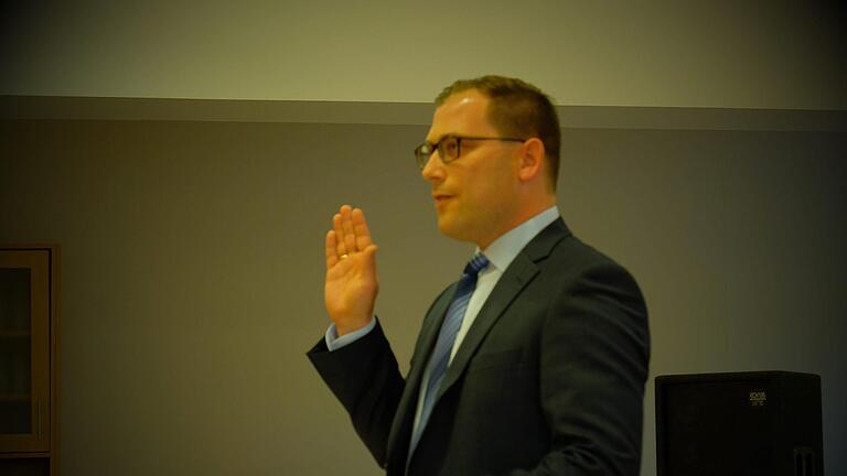 Allen voran schwor der neue Bürgermeister Florian Atzmüller seinen Amtseid. Foto: Gerd Schaar       -  Allen voran schwor der neue Bürgermeister Florian Atzmüller seinen Amtseid. Foto: Gerd Schaar