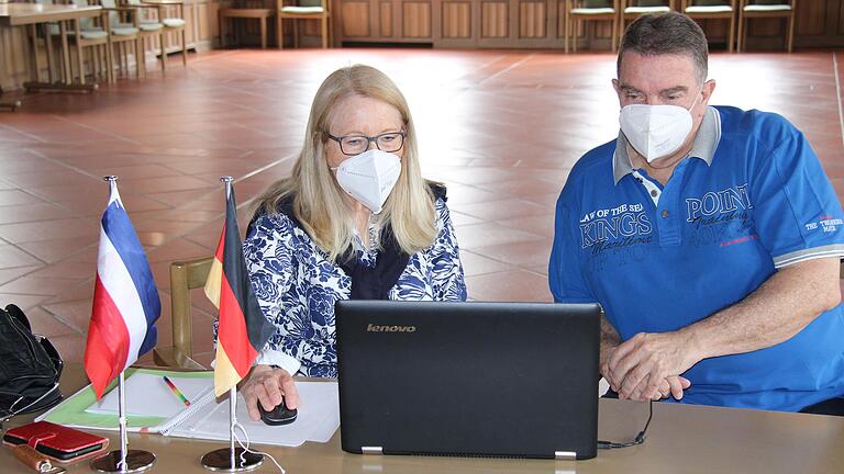 Virtuelles Treffen mit Vitry-le-François im Rathaussaal mit Mike Kinzie (Partnerschafts-Komitee-Vorsitzender) und Marguerite Sigwalt-Fischer (Stv. Partnerschafts-Komitee-Vorsitzender).