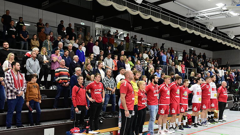 Vor dem Spiel des HSC Bad Neustadt gegen die HSG Rodgau Nieder-Roden wurde des gestorbenen HSC-Gründungsvorsitzenden Josef 'Sepp' Schmitt gedacht.