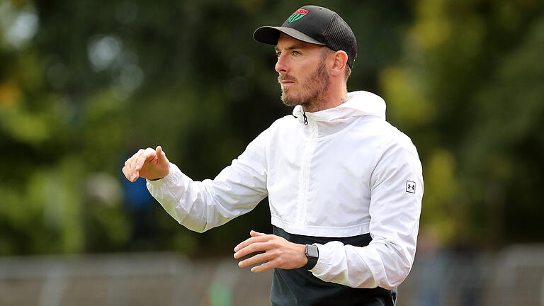 Trainer Tobias Strobl ist mit dem FC 05 Schweinfurt zu Gast beim FC Pipinsried.