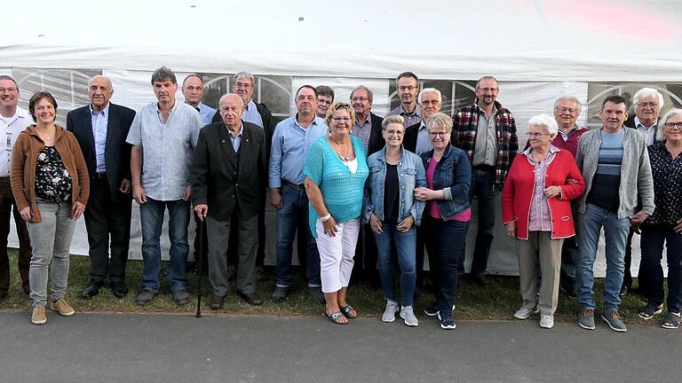 Auf dem Foto von links: 1. Vorsitzende Joachim Imhof, 2. Vorsitzende Sonja Ruppert, Herbert Lutz, Bernhard Haberberger, Wolfgang Breitenbach, Franz Haberberger, Uwe Höfling, Jürgen Haberberger, Ilona Ruppert, Monika Krug, Josef Ruppert, Doris Amrhein, Richard Rauscher, Ernst Michler, Renate Herget, Jürgen Kraft, Anna Höfling, Leo Kübert, Lothar Höfling, Rudolf Danz, Monika Müller.