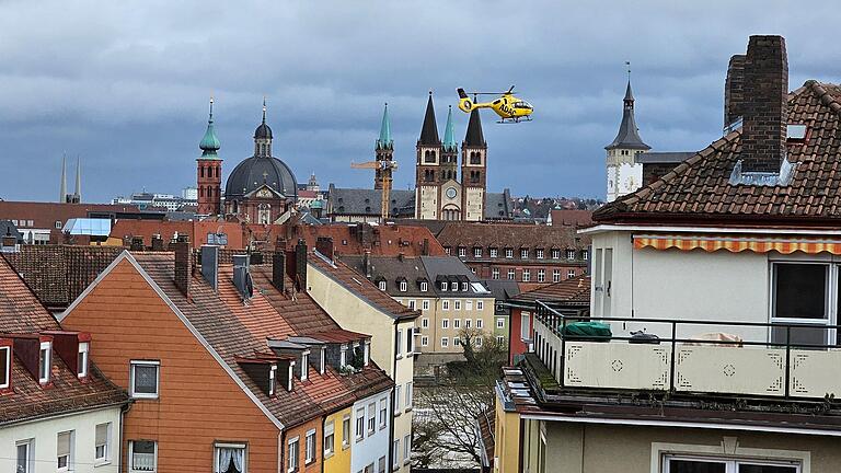 Ein Hubschrauber flog am Dienstagmittag über dem Main in Würzburg auf und ab.