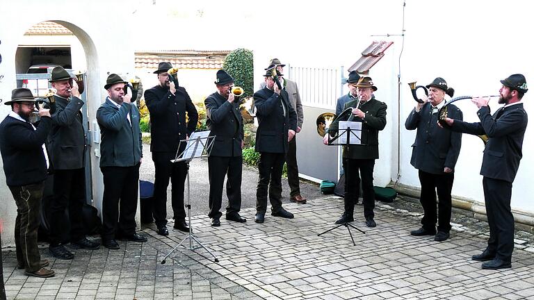 Die Jagdhornbläsergruppe Gerolzhofen, die zum Einzug des Altardienstes und zum Auszug beim Gottesdienst mitgespielt hat, spielte nach der Hubertusmesse zur Unterhaltung auf. Die Jagdhornbläsergruppe Gerolzhofen, die zum Einzug des Altardienstes und zum Auszug beim Gottesdienst mitgespielt hat, spielte nach der Hubertusmesse zur Unterhaltung auf.