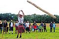 Ein bisschen Schottland in Oberschwaben       -  (lsw)   Sie werfen Baumstämme, schöpfen Moscht und fühlen sich wie echte Schotten: In Oberschwaben haben 2000 Leute ihre &bdquo;Highländgames&ldquo; gefeiert. Natürlich alles im luftigen Schottenröckchen. Ein bisschen Schottland in Oberschwaben: Bei den &bdquo;Highländgames&ldquo; in Horgenzell (Kreis Ravensburg) haben am Samstag nach Angaben des Veranstalters rund 2000 Zuschauer die Teilnehmer bei Disziplinen wie Baumstamm-Werfen oder Moscht-Schöpfen angefeuert. Mit abwechselnd Regenschauern und Sonnenschein war auch das Wetter ein bisschen schottisch. Die Wettkämpfe forderten die Teilnehmer auf ziemlich kuriose Weise heraus: So mussten die Teams beispielsweise mehrere meterlange Baumstämme möglichst weit schleudern oder aber durch einen Slalom-Parcours tragen. In anderen Disziplinen galt es, in einer Minute möglichst viele kleine Strohbüschel über ein hohes Hindernis zu werfen oder eine Strecke mit einem 50-Liter-Bierfass möglichst schnell zurückzulegen. Und natürlich alles im luftigen Schottenröckchen. Organisiert wurde das Treffen, das bereits zum dritten Mal stattfand, vom Musikverein Wilhelmskirch. Gewonnen hat am Ende der &bdquo;Clan Jagdhaus&ldquo;. Als Hauptpreis gab es einen Pokal auf einem Baumstamm. 2013 hatten sich die &bdquo;Gebrüder McBeer&ldquo; gegen ihre Konkurrenz durchgesetzt.