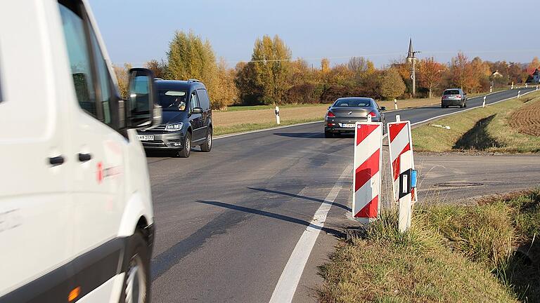 An dieser Stelle der Staatsstraße zwischen Frankenwinheim und Krautheim sollte es aus Richtung Frankenwinheim kommend schon längst eine Linksabbiegerspur zur Deponie der Firma Beuerlein geben. An dieser Stelle der Staatsstraße zwischen Frankenwinheim und Krautheim sollte es aus Richtung Frankenwinheim kommend schon längst eine Linksabbiegerspur zur Deponie der Firma Beuerlein geben.