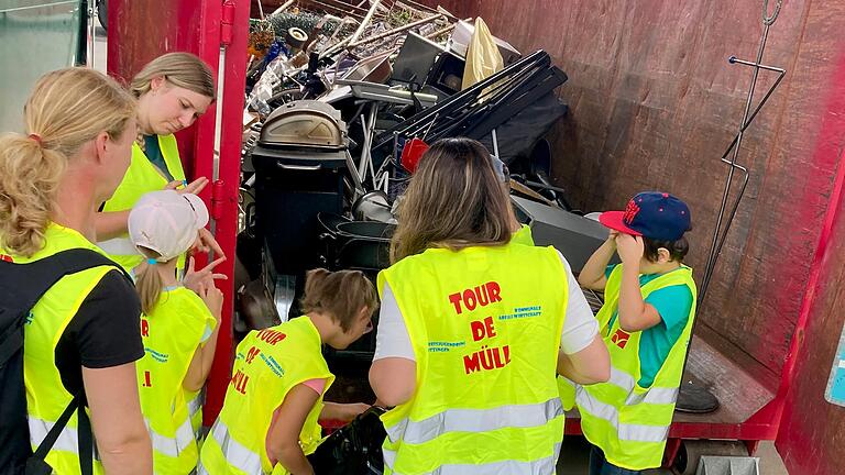 Der Container für Metall war schon fast voll wie Frau Mader, Frau Fuchs, Xenia, Hanna, Julian, Frau Buchfelner und Dean feststellten. Der Container für Metall war schon fast voll wie Frau Mader, Frau Fuchs, Xenia, Hanna, Julian, Frau Buchfelner und Dean feststellten.