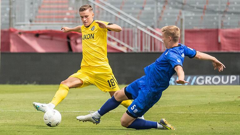 Der neue Taktgeber im Mittelfeld der Würzburger Kickers: Maximilian Zaiser (in Gelb).