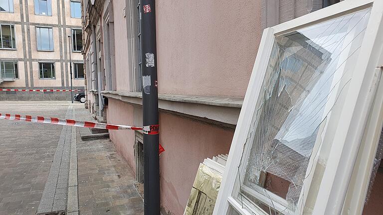 Viele zerbrochene Fenster am Würzburger Peterplatz wurden inzwischen ersetzt.