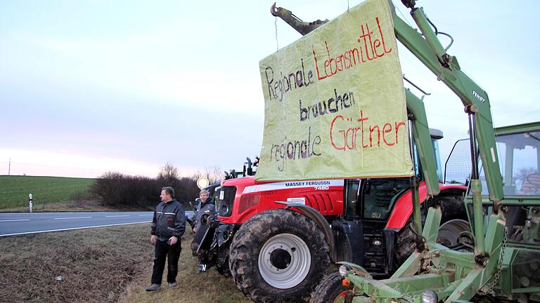 Rund 200 Landwirte und Winzer demonstrierten am Freitagabend in Volkach gegen die Spar-Pläne der Bundesregierung. Die Sternfahrt begann an der Staatsstraße 2271.